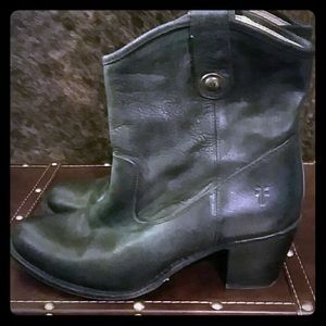 FRYE 8.5 JACKIE BUTTON SHORTIE